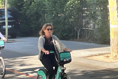 Teresa Ribera usando una bici de Biki. TRANSICIÓN ECOLÓGICA Y RETO DEMOGRÁFICO