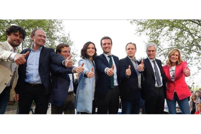 Pablo Casado, en el centro, con los principales dirigentes del PP madrileño, en el mitin de Madrid.-EFE / JP GANDUL