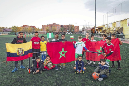 Jugadores de diferentes nacionalidades posan con las banderas y las equipaciones de sus países en los campos del Don Bosco.-MIGUEL ÁNGEL SANTOS