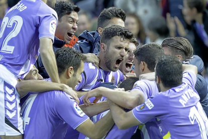 Los jugadores del Valladolid, con Gianniotas en el centro, celebran eufóricos la victoria en Los Pajaritos.-L. TEJEDOR