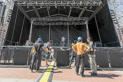 Técnicos trabajan en la instalación de un escenario en Valladolid. | M. A. SANTOS