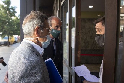 Alejandro García a punto de entrar al juzgado. PHOTOGENIC/ J.C. CASTILLO
