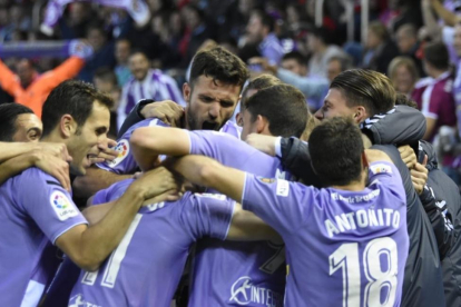 Los jugadores del Real Valladolid celebran el gol de Hervías.-TWITTER REAL VALLADOLID