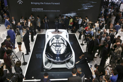 Visitantes alrededor del 'concept car' Faraday Future FFZERO1.-REUTERS / DAMIR SAGOLJ