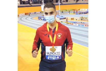 Mateo de Castro con la medalla de oro en Valencia. / CAV