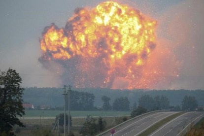 Una de las explosiones en el depósito de municiones-GLEB GARANICH / REUTERS