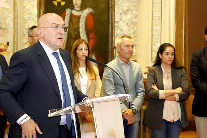 El alcalde de Valladolid, Jesús Julio Carnero, comparece para hacer balance de sus cien primeros días de Gobierno, acompañado de los concejales de su equipo. E. M.