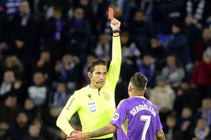 Munuera Montero muestra la tarjeta roja a Sergio León. / LA LIGA