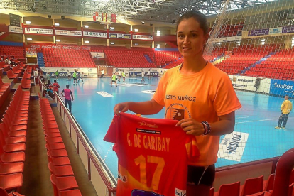 Amaia González de Garibay posa ayer en Huerta del Rey con una camiseta de la selección española.-G. VELASCO