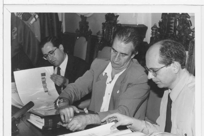 Firma de un convenio para la construcción del Parque Alameda en 1994. - ARCHIVO MUNICIPAL DE VALLADOLID