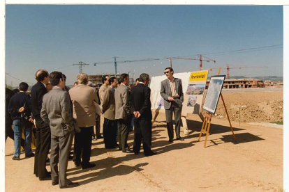 Tomás Rodríguez Bolaños visita las obras en Parque Alameda. Los técnicos del proyecto de urbanización muestran los planos en 1995. - ARCHIVO MUNICIPAL DE VALLADOLID