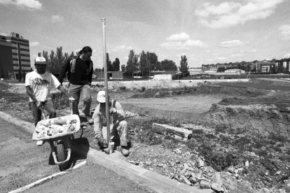Trabajadores en la calle Ancares en mayo de 1996 en el barrio Parque Alameda. - J. M. LOSTAU