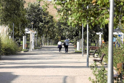 Imagen de una pareja paseando por el parque del Jardín Botánico, ubicado en el barrio de La Victoria.-PABLO REQUEJO (PHOTOGENIC)