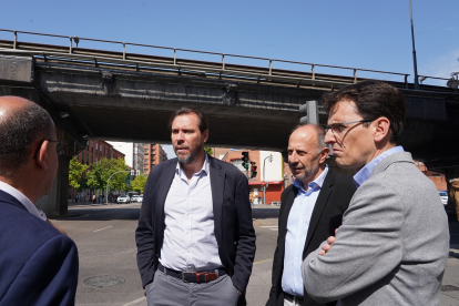 El alcalde de Valladolid y candidato socialista a la reelección, Óscar Puente, junto al Arco de Ladrillo.- ICAL