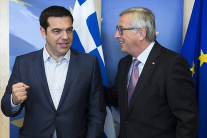 El presidente de la Comisión Europea, Jean-Claude Juncker (dcha), recibe al primer ministro griego, Alexis Tsipras, antes de unirse éste a una reunión sobre Grecia en Bruselas (Bélgica) hoy, miércoles 24 de junio de 2015.-Foto: EFE