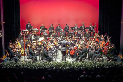 Ernesto Monsalve dirige a la Filarmónica, ayer, en el teatro Zorrilla durante el concierto de Año Nuevo.-MIGUEL ÁNGEL SANTOS/PHOTOGENIC