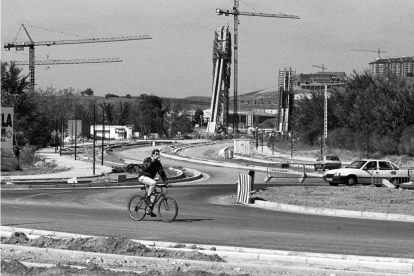 Avenida de Zamora con el Puente de La Hispanidad al fondo y en construcción en Parque Alameda en enero de 1997. - J. M. LOSTAU
