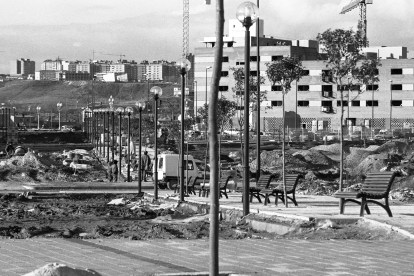Barrio Parque Alameda. Edificios en construcción con el fondo de Parquesol en enero de 1997. -J. M. LOSTAU