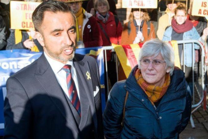 Clara Ponsatí, junto a su abogado, Aamer Anwar, en el momento de entregarse a la policía escocesa. / NEIL HANNA / AFP-AFP / NEIL HANNA