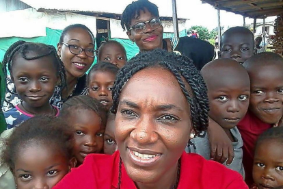 Ebele Okoye, con varios niños de la ONG Sociedad de Cooperación Educativa de la Junta de Mujeres.-EL MUNDO