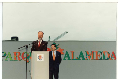 El alcalde de Valladolid, Francisco Javier León de La Riva, interviene en la inauguración del Parque Alameda, en compañia del Presidente de la Junta De Castilla y León, Juan José Lucas en 1997 - ARCHIVO MUNICIPAL DE VALLADOLID