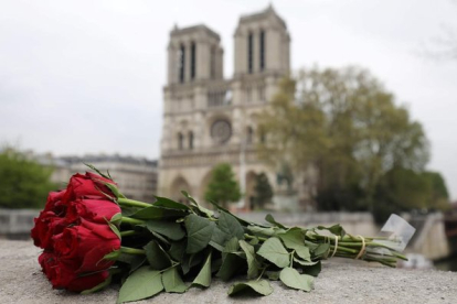 Una rosa depositada cerca de la catedral de Notre Dame, en París, un día después de la catástrofe.-LUDOVIC MARIN (AFP)