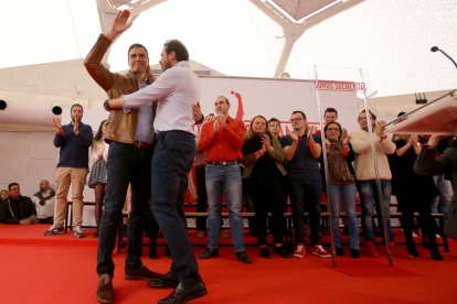 El alcalde Óscar Puente junto a Pedro Sánchez, en un acto público celebrado en Valladolid-ICAL