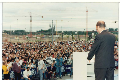 El alcalde de Valladolid, Francisco Javier León de La Riva, interviene en la inauguración del Parque Alameda, ante el público asistente en 1997. - ARCHIVO MUNICIPAL DE VALLADOLID