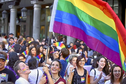 Manifestación por las calles de la ciudad del Pisuerga para reclamar igualdad con motivo del Día Internacional del Orgullo LGTBI.-ICAL
