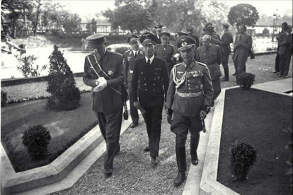 El general Alfredo Kindelán, a la izquierda de la fotografía despidiendo a  militares nazis en Barcelona, al final de la Guerra Civil, estuvo enamorado de la duquesa de Valencia.-E.M.