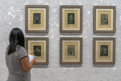 Una periodista observa una serie de grabados de Goya expuestos en el Museo de la Pasión.-ICAL