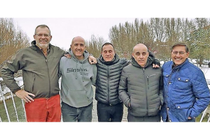 Equipo español al completo para el Mundial de salmónidos mosca veteranos de Asturias.-L. FUENTE