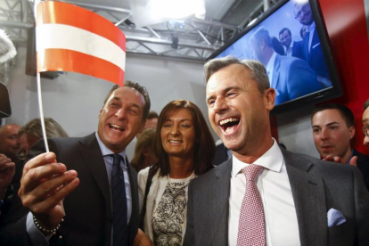El candidato presidencial, Norbert Hofer (a la derecha), y el líder del FPO, Heinz-Christian Strache, celebran la victoria.-REUTERS / HEINZ-PETER BADER