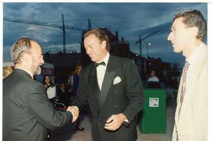 El alcalde de Valladolid, Francisco Javier León de La Riva, saluda al cantante Bertín Osborne, en la inauguración del Parque Alameda en 1997. - ARCHIVO MUNICIPAL DE VALLADOLID