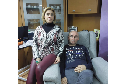 Lourdes, junto a su esposo Rafa, enfermo de ELA, que lleva un año sin salir de casa. E.M.