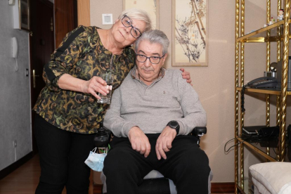Ludi abraza a su marido Miguel Ángel, enfermo de ELA. J.M. LOSTAU