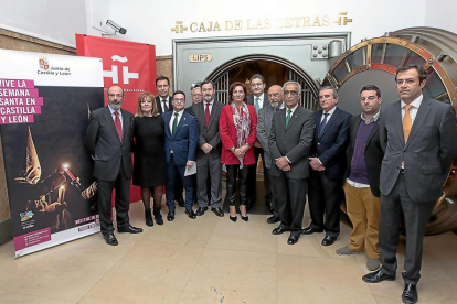 Cirac, junto a los presidentes de las juntas de cofradias, en la presentación de la Semana Santa ayer, en Madrid.-ICAL