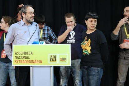 Antonio Baños y Anna Gabriel, junto a otros diputados de la CUP, en la asamblea nacional de la formación, el pasado domingo en Sabadell.-RICARD CUGAT