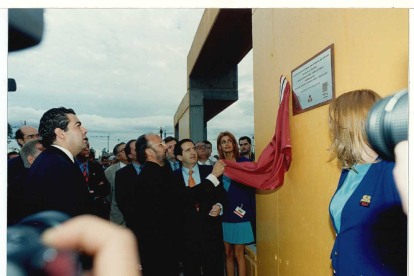 El alcalde de Valladolid, Francisco Javier León de La Riva, en compañia del Presidente de la Junta de Castilla y León, Juan José Lucas, descubre la placa inaugural del Parque Alameda en 1997. -ARCHIVO MUNICIPAL DE VALLADOLID