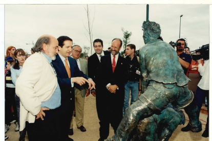 El alcalde de Valladolid, Francisco Javier León de La Riva, en compañía del Presidente de la Junta de Castilla Y León, Juan José Lucas y de miembros de la Corporación Municipal, en la inauguración del Parque Alameda, comentando la escultura en 1997. -ARCHIVO MUNICIPAL DE VALLADOLID