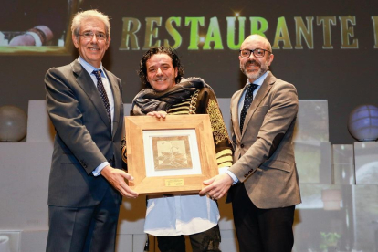 MEJOR RESTAURANTE | EL CHIVO Antonio Fernández- Galiano,  pte. de Unidad Editorial (i) y Javier Ortega (d), consejero de Cultura y Turismo de la Junta CyL , entregan el Premio al Mejor Restaurante a Agustín Gamazo, de El Chivo.