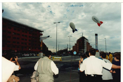 Inauguración del Parque Alameda, con globos en forma de Zeppelin para conmemorar el acto en 1997. -ARCHIVO MUNICIPAL DE VALLADOLID