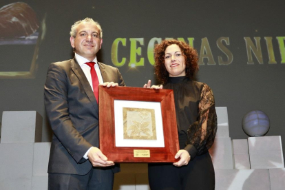 MEJOR PROYECTO LEÓN | CECINAS NIETO Nicanor Sen Vélez, vicepresidente segundo de la Diputación de León, entrega el Premio La Posada al Mejor Proyecto de León a Conchi Nieto, propietaria y responsable de la explotación.