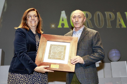 MEJOR PROYECTO PALENCIA | COOPERATIVA AGROPAL Ángeles Armisén, presidenta de la Diputación de Palencia, entrega el Premio al Mejor Proyecto de Palencia a Cipriano Rodríguez, presidente de la Cooperativa Agropal.