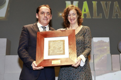 MEJOR PROYECTO SORIA | MALVASÍA Benito Serrano Mata, presidente de la Diputación de Soria, entrega el Premio al Mejor Proyecto de Soria a Paula Casado García, consejera delegada de la empresa Malvasía.