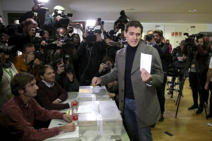 Albert Rivera vota en Madrid.-DAVID CASTRO