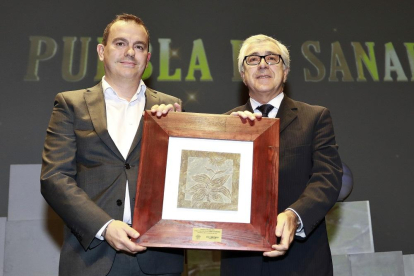 MEJOR PROYECTO ZAMORA | PUEBLA DE SANABRIA Francisco José Requejo, presidente de la Diputación de Zamora, entrega el Premio al Mejor Proyecto de Zamora a José Fernández Blanco, alcalde de Puebla de Sanabria.