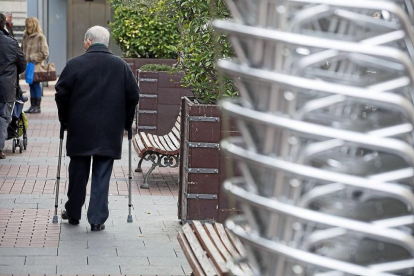 Un anciano pasea por una calle de la capital vallisoletana en una foto de archivo.- E.M.