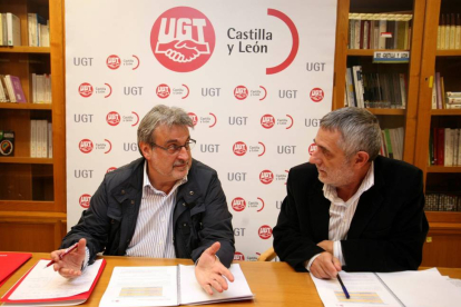 El coordinador autonómico de IU, José María González, y el secretario autonómico de UGT, Agustín Prieto, se reúnen para analizar los Presupuestos Generales de la Comunidad para 201-Ical