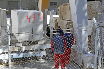 Un grupo de inspectores examina el lugar del accidente en la marmolera el pasado 23 de marzo.-J.M. LOSTAU